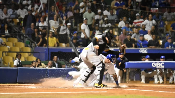 Tigres remontan ante Águilas y Leones le ganan a las Estrellas