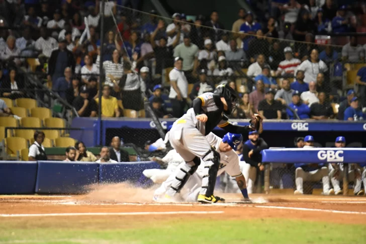 Tigres remontan ante Águilas y Leones le ganan a las Estrellas