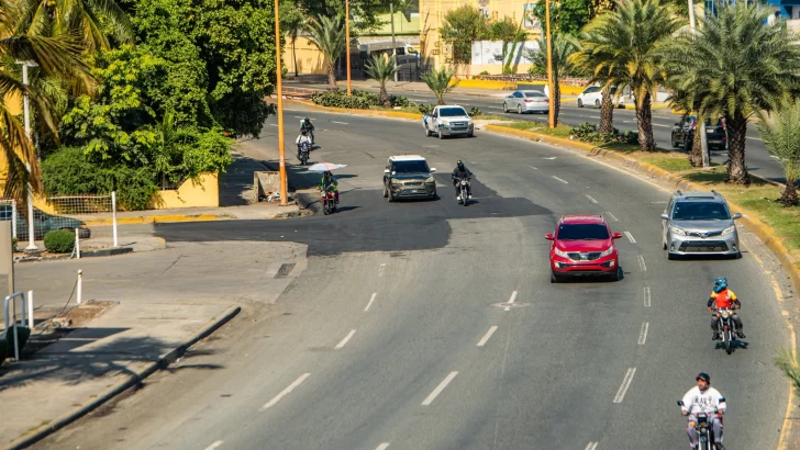 MOPC inicia bacheo provisional en la avenida V Centenario tras intervención de la CAASD