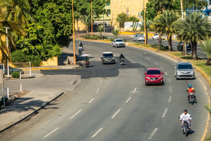 MOPC inicia bacheo provisional en la avenida V Centenario tras intervención de la CAASD