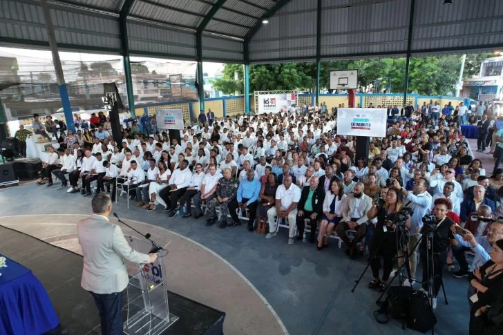 Miles-de-jovenes-egresados-de-San-Pedro-de-Macoris-formados-por-el-ITLA-con-apoyo-de-INDOTEL-728x485