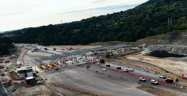 Ministro de Obras Públicas supervisa avances del nuevo peaje en la autopista Duarte