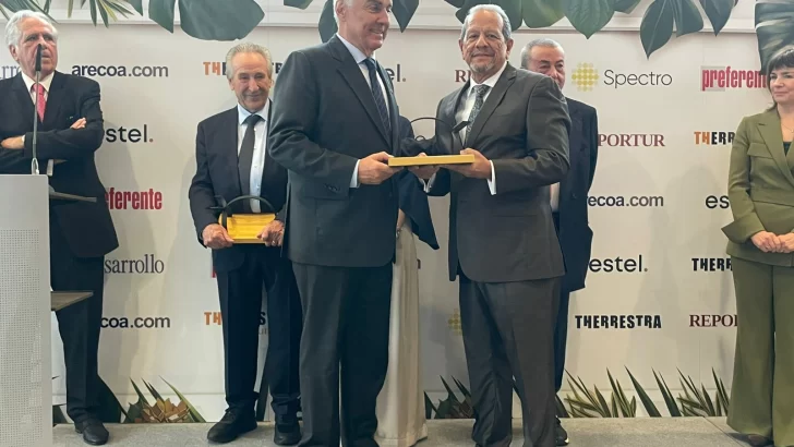 Reconocen a Ernesto Veloz por sus aportes al turismo