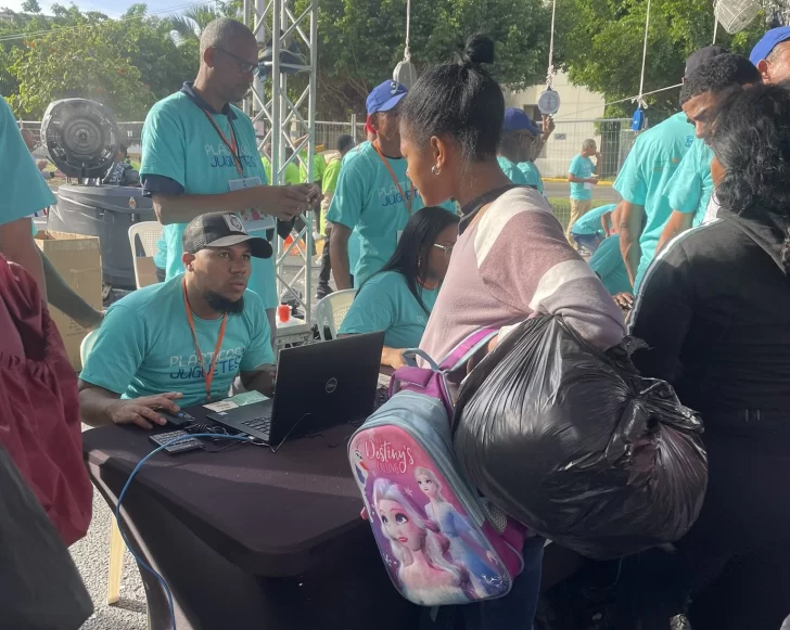 Centenares de niños dominicanos reciben juguetes a cambio de botellas plásticas