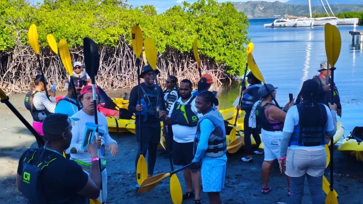 Kayakeros del Caribe y el turismo náutico en Las Salinas de Baní, República Dominicana