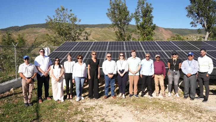 Supervisan proyecto de electricidad fotovoltaica en provincia de Independencia