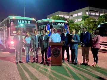 UASD incorpora tres autobuses para los viajes a los recintos, centros y subcentros