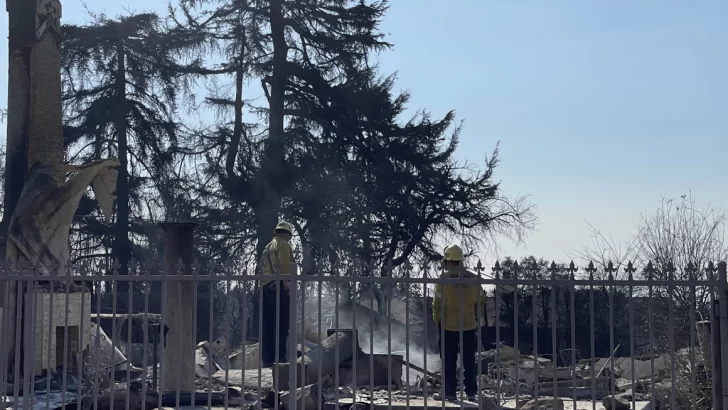 Aumenta a once el número de muertos por los incendios activos de Los Ángeles