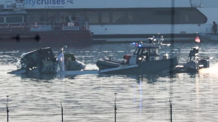 No hay sobrevivientes tras el choque de un avión con 64 personas a bordo y un helicóptero militar en Washington DC