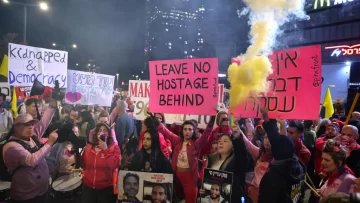 En la ‘plaza de los rehenes’ de Tel Aviv, a la alegría le sigue la preocupación