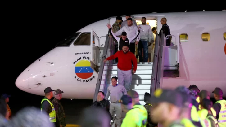 Migrantes deportados de EE. UU. llegan a Venezuela en aerolínea estatal