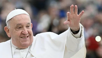 El papa Francisco evoluciona con una lenta mejoría, mientras se reestructura la agenda del Vaticano