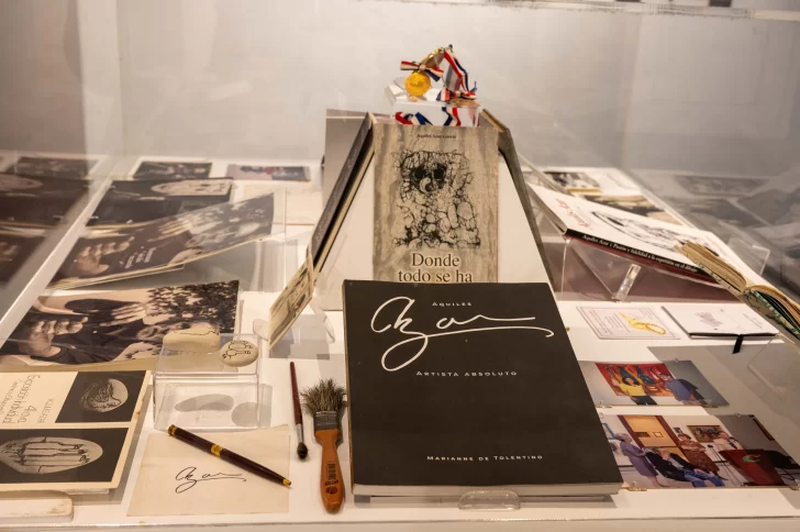 Inaugura exposición con obras inéditas de Aquiles Azar
