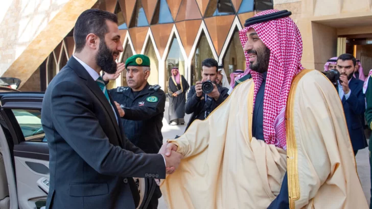 Líder de Siria, al-Sharaa, se reúne con el príncipe heredero saudí en su primer viaje internacional