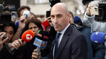 Luis Rubiales testifica en el juicio por su beso a Jenni Hermoso y defiende que fue consentido