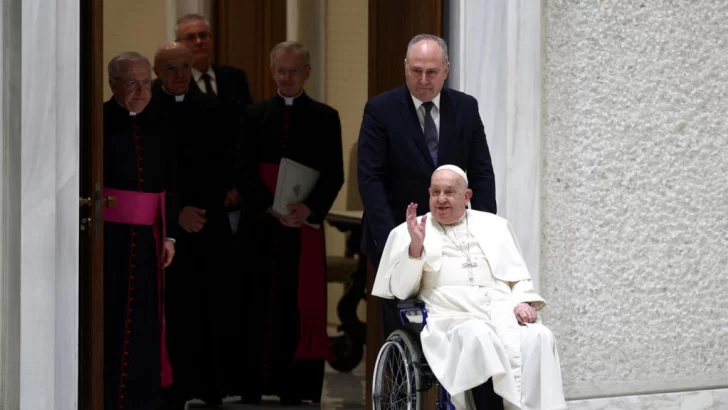 El papa Francisco pausa su agenda tras ser hospitalizado por bronquitis