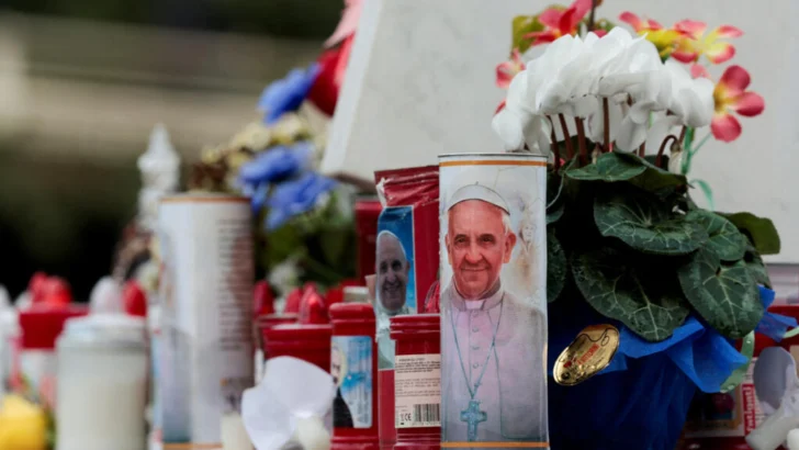 El papa Francisco continúa en estado crítico, pero estable