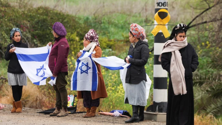 Convoy con los restos de cuatro rehenes entregados por Hamás regresa a Israel