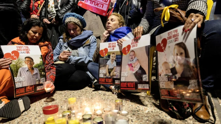 Israel acusa a Hamás de matar a los niños Bibas; la familia señala a Netanyahu de abandonarlos