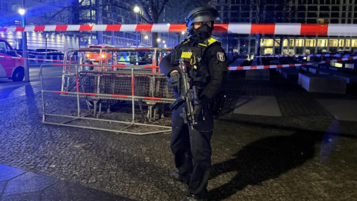 Un hombre herido de gravedad al ser apuñalado junto al monumento a víctimas del Holocausto en Berlín