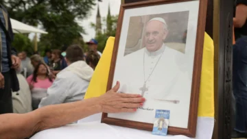 El Vaticano informa que el papa pasó buena noche y que su insuficiencia renal parece estar bajo control