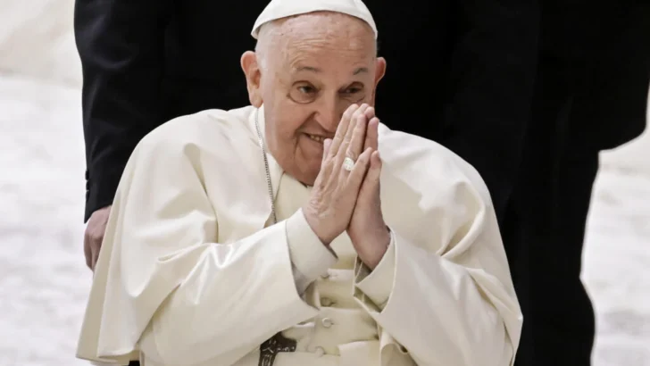 El papa Francisco muestra nueva y leve mejoría mientras sigue hospitalizado