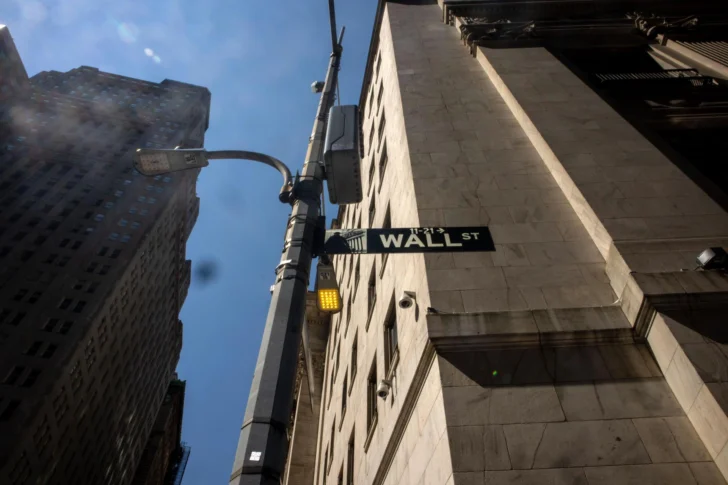 Wall Street cierra en rojo y el Dow pierde por decepción de Walmart