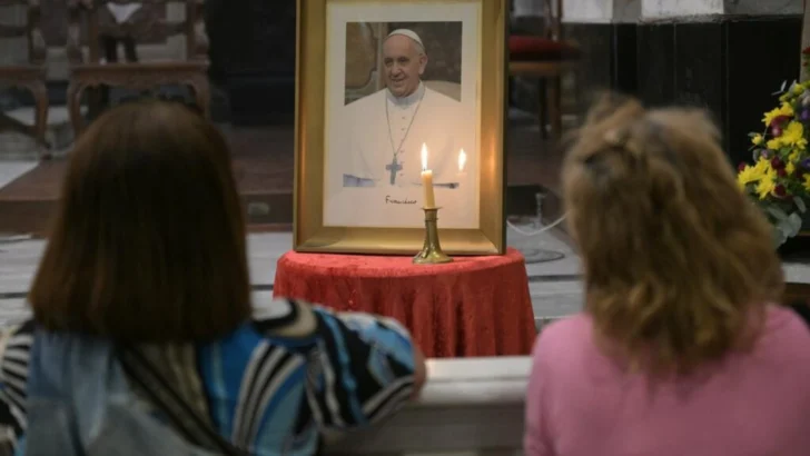 El papa Francisco experimenta ligera mejoría tras siete días hospitalizado, informa el Vaticano