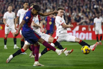 El Barcelona aprovecha empate madrileño y arrasa al Sevilla