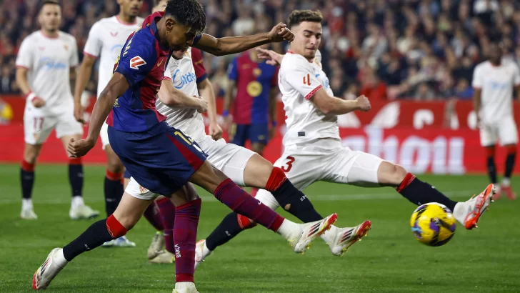 El Barcelona aprovecha empate madrileño y arrasa al Sevilla El Barcelona aprovecha empate madrileño y arrasa al Sevilla