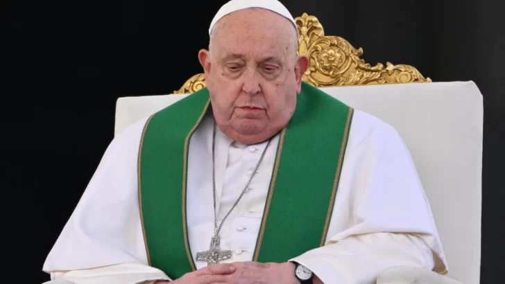 El papa Francisco permanecerá hospitalizado y el Vaticano cancela sus eventos del fin de semana