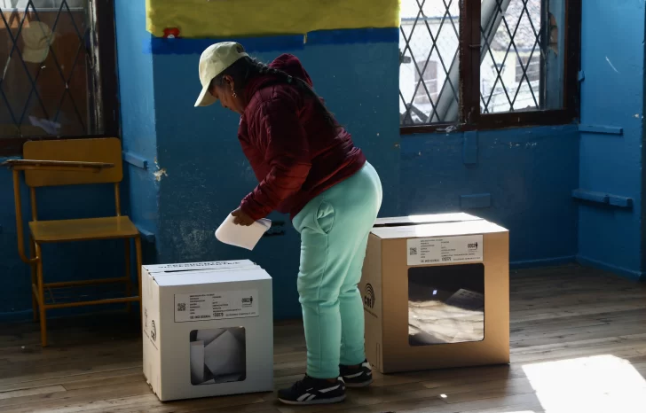 El 55 % de ecuatorianos ya votó, mientras los colegios en el exterior cerraron