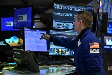 Wall Street cierra en verde al postergarse el pago de aranceles decididos por Trump