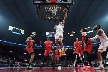 Booker hace historia en los Suns y los Warriors vencen entre rumores