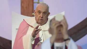 El papa Francisco es hospitalizado por bronquitis