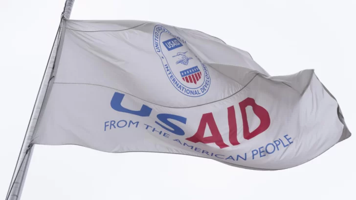 Trump y Musk impulsan el desmantelamiento de la principal agencia de ayuda humanitaria, USAID