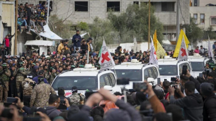 Hamás entrega cuerpos de rehenes fallecidos mientras presos palestinos son liberados de cárceles israelíes