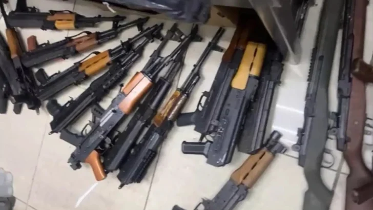 Incautados en Haina 30 fusiles y otras armas llegadas al país desde Nueva York Incautados en Haina 30 fusiles y otras armas llegadas al país desde Nueva York
