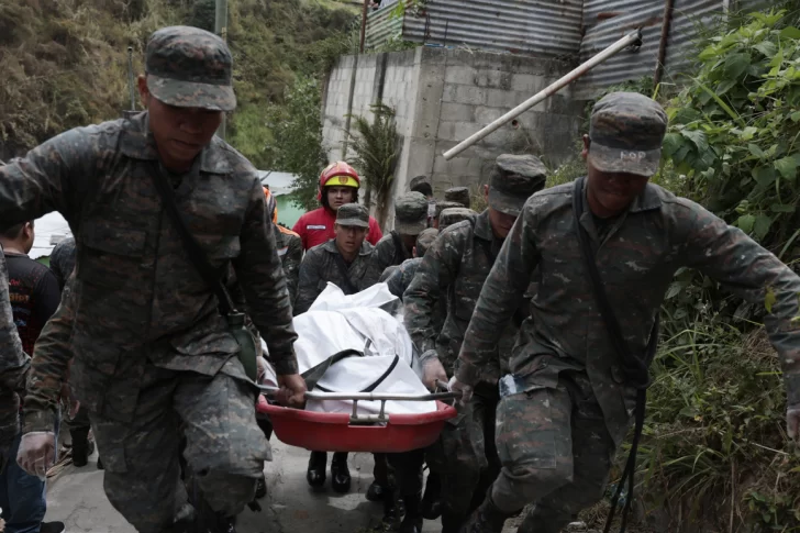 Aumentan-a-51-los-muertos-en-accidente-de-un-autobus-que-cayo-por-un-puente-en-Guatemala-728x485