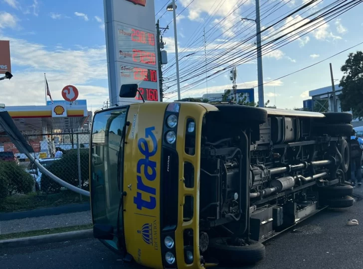 Autobús de ruta de San Cristóbal choca transporte escolar de TRAE