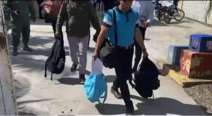 Autoridades confiscan mochilas con sospechas de contener pesticida en escuela de SFM