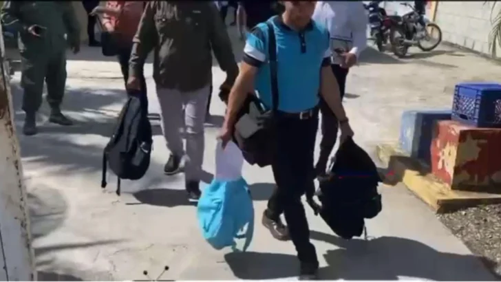 Autoridades confiscan mochilas con sospechas de contener pesticida en escuela de SFM