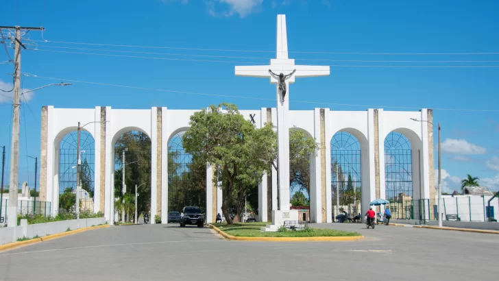 Autoridades del cementerio Cristo Redentor abogan porque los deudos no dejen en el abandono las tumbas y nichos