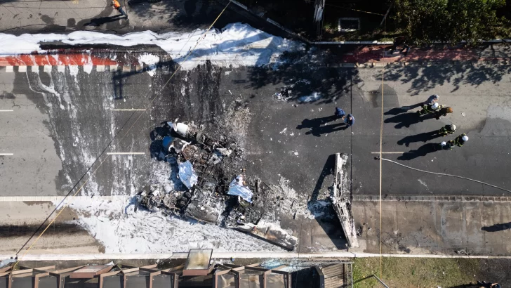 Dos muertos tras caer una avioneta en una avenida de la ciudad brasileña de São Paulo