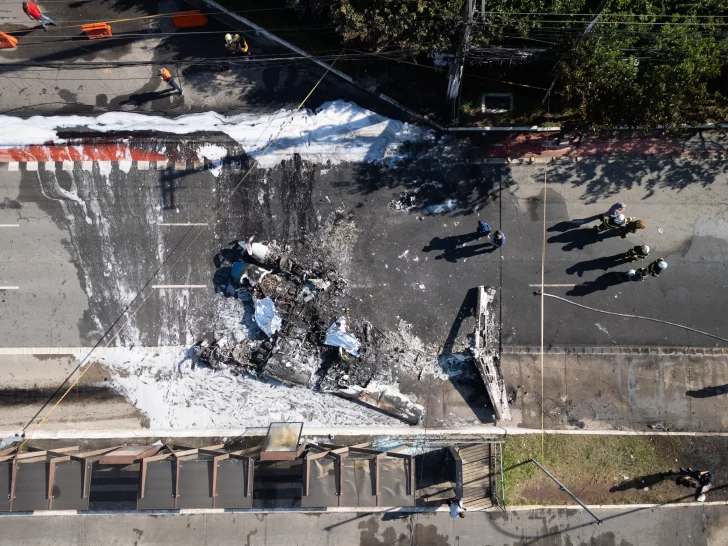Dos muertos tras caer una avioneta en una avenida de la ciudad brasileña de São Paulo