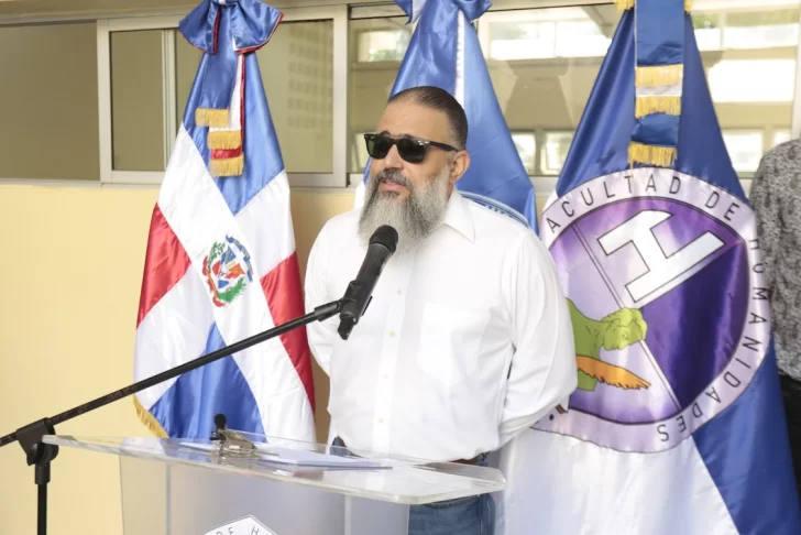 El-hijo-del-profesor-Ricardo-Cordero-Michel-Jorge-Cordero-Espaillat-mientras-agradece-el-reconocimiento-a-su-padre-728x486