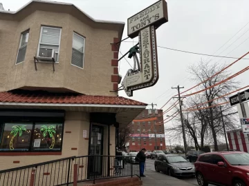 El-restaurante-Freddy-Tonys-es-uno-de-los-mas-visitados-por-la-comunidad-puertorriquena-728x546