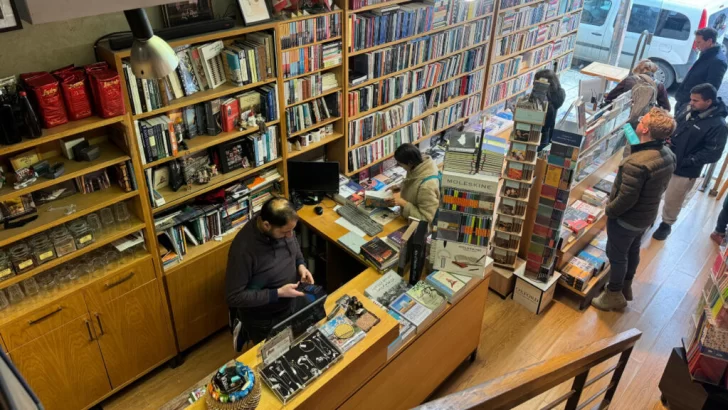 No nos asustarán: Israel confisca libros y arresta al dueño de una librería palestina en Jerusalén