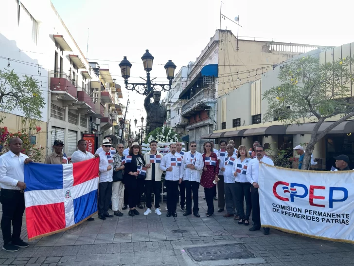 Miembros de las fundaciones patrióticas y colaboradores de Efemérides Patrias, junto a los familiares del Coroenl Caamaño.