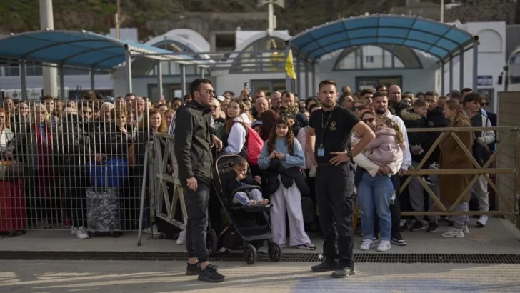 En Grecia, miles de personas huyen de la isla de Santorini, golpeada por 200 sismos en tres días